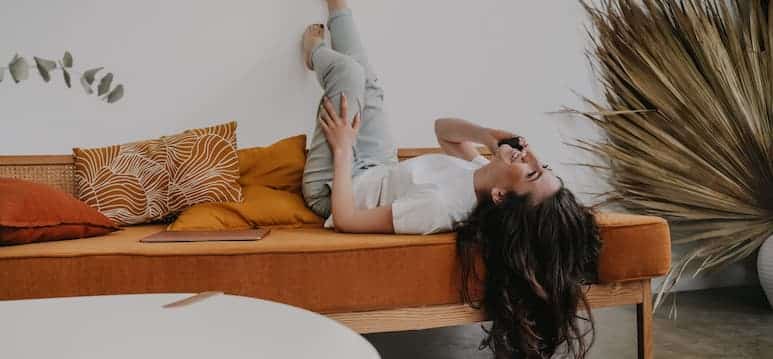 Persona descansando con las piernas elevadas